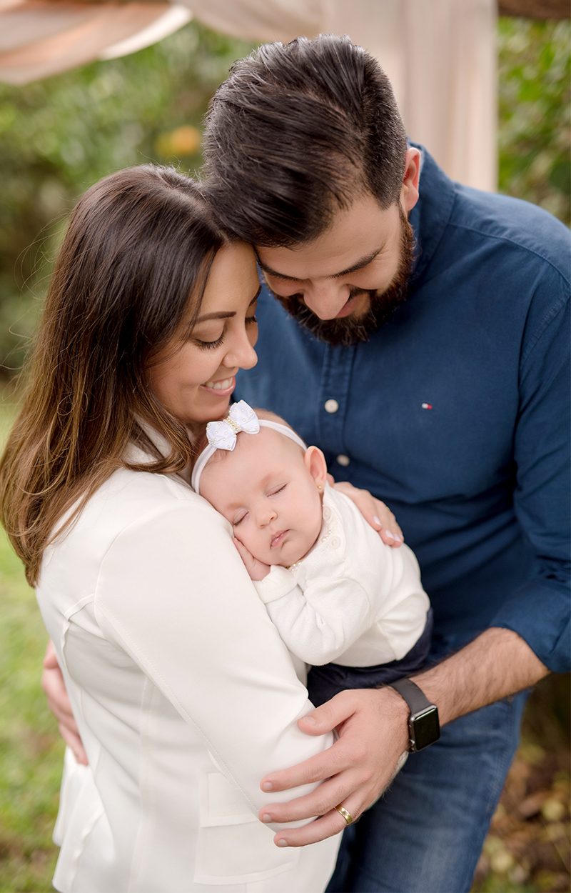 foto de bebe em caxias do sul fotografa morgana perini pais com bebe nos braços
