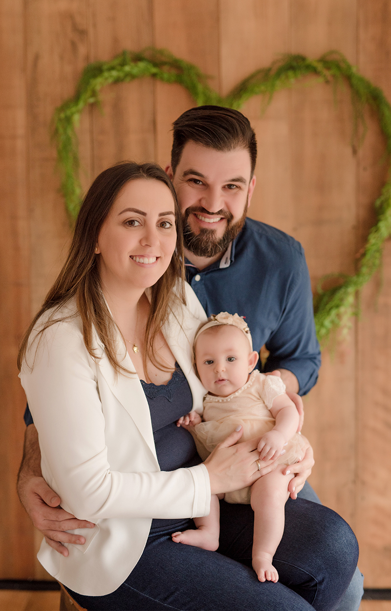 foto de bebe em caxias do sul fotografa morgana perini pais sorrindo com bebe no colo