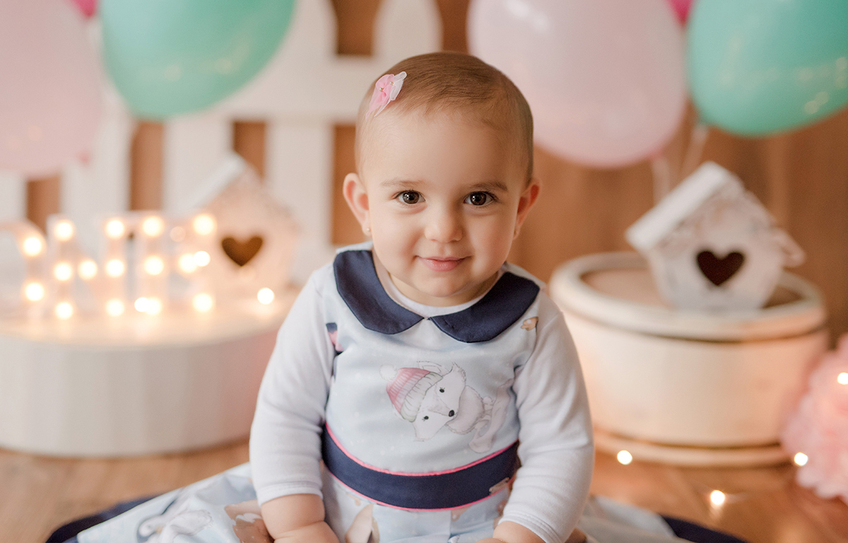 É incrível como um ser tão pequeno nos deixa assim, sem palavras para descrever a sua importância em nossas vidas bebe de vestido sorrindo