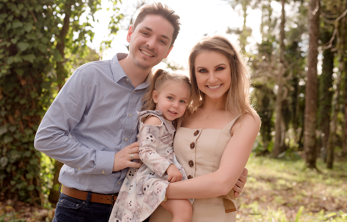 foto de familia em caxias do sul fotografa morgana perini pais abraçados com a filha