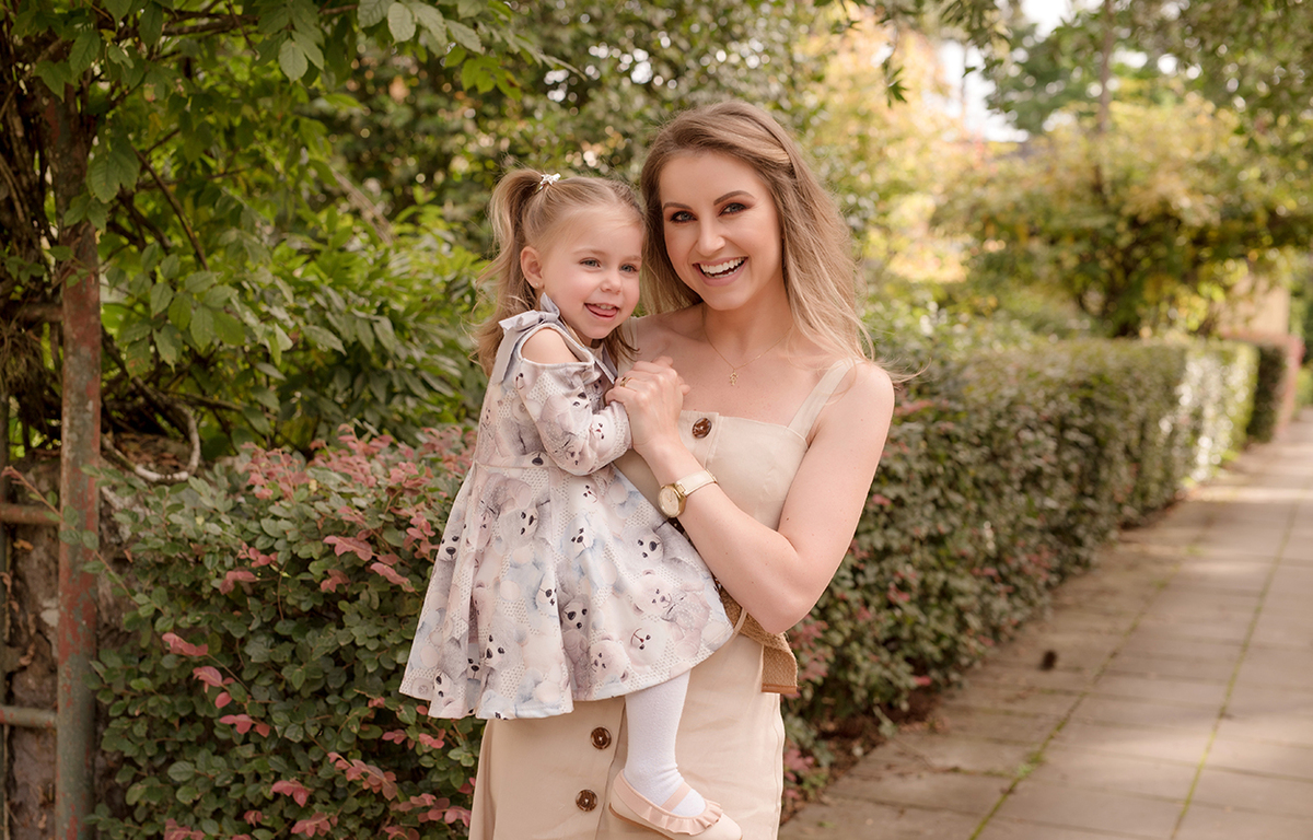 foto de familia em caxias do sul fotografa morgana perini mae e filha loiras sorrindo