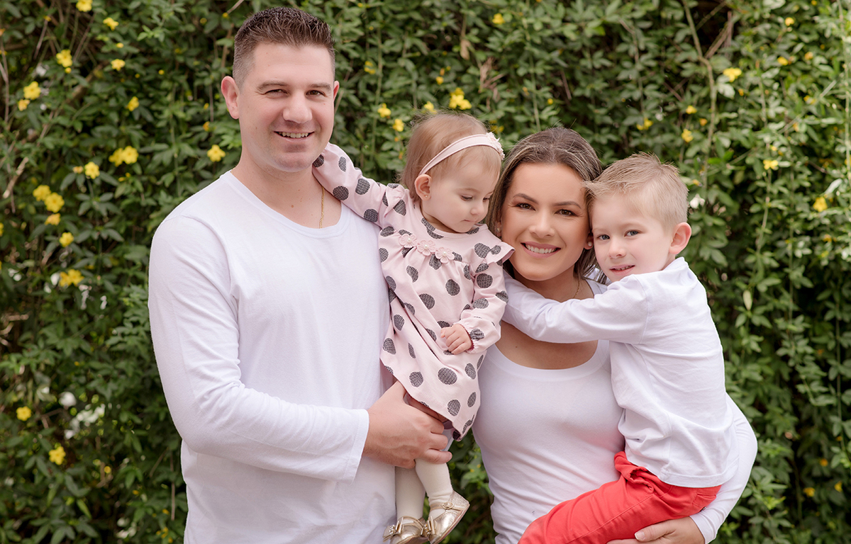foto de familia em caxias do sul fotografa morgana perini pais em jardim com os filhos