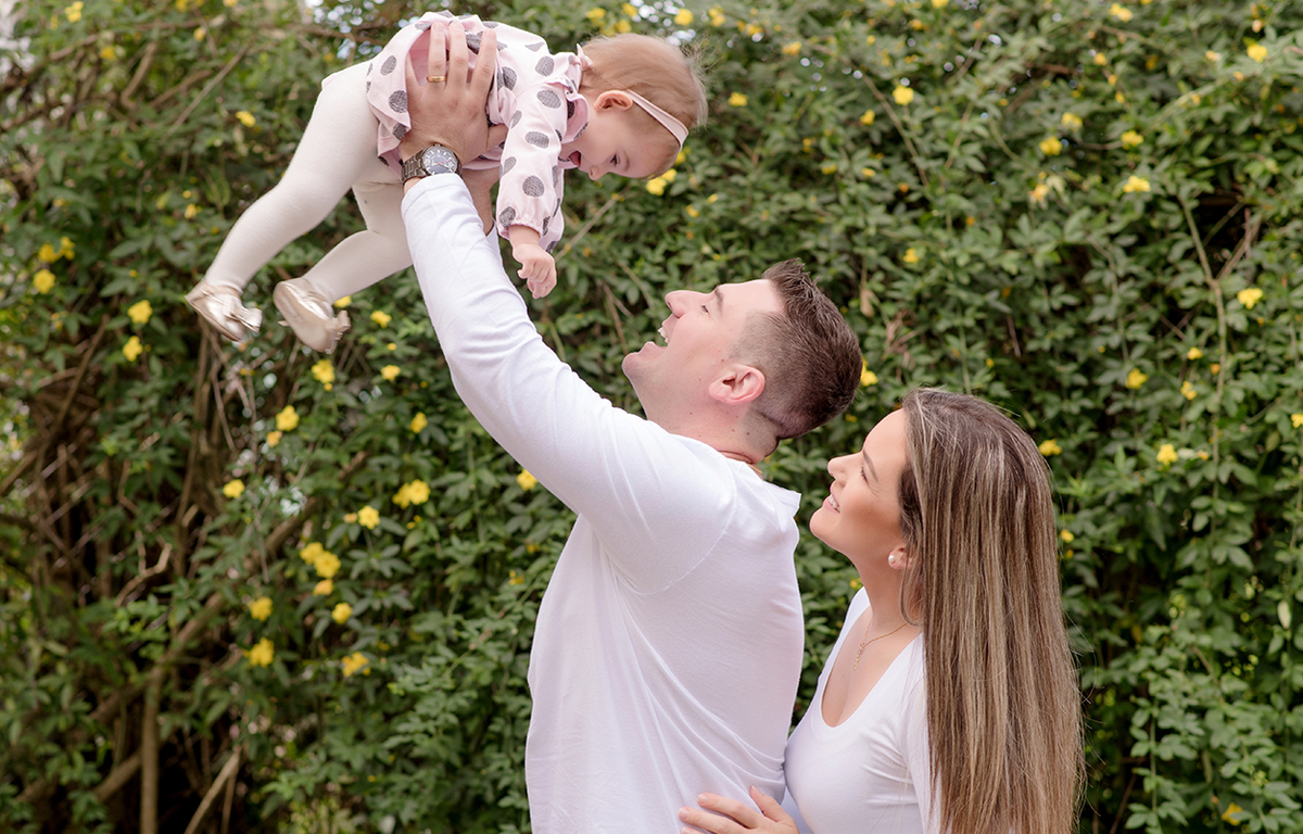 foto de familia em caxias do sul fotografa morgana perini pai brincando com menina e mae olhando 
