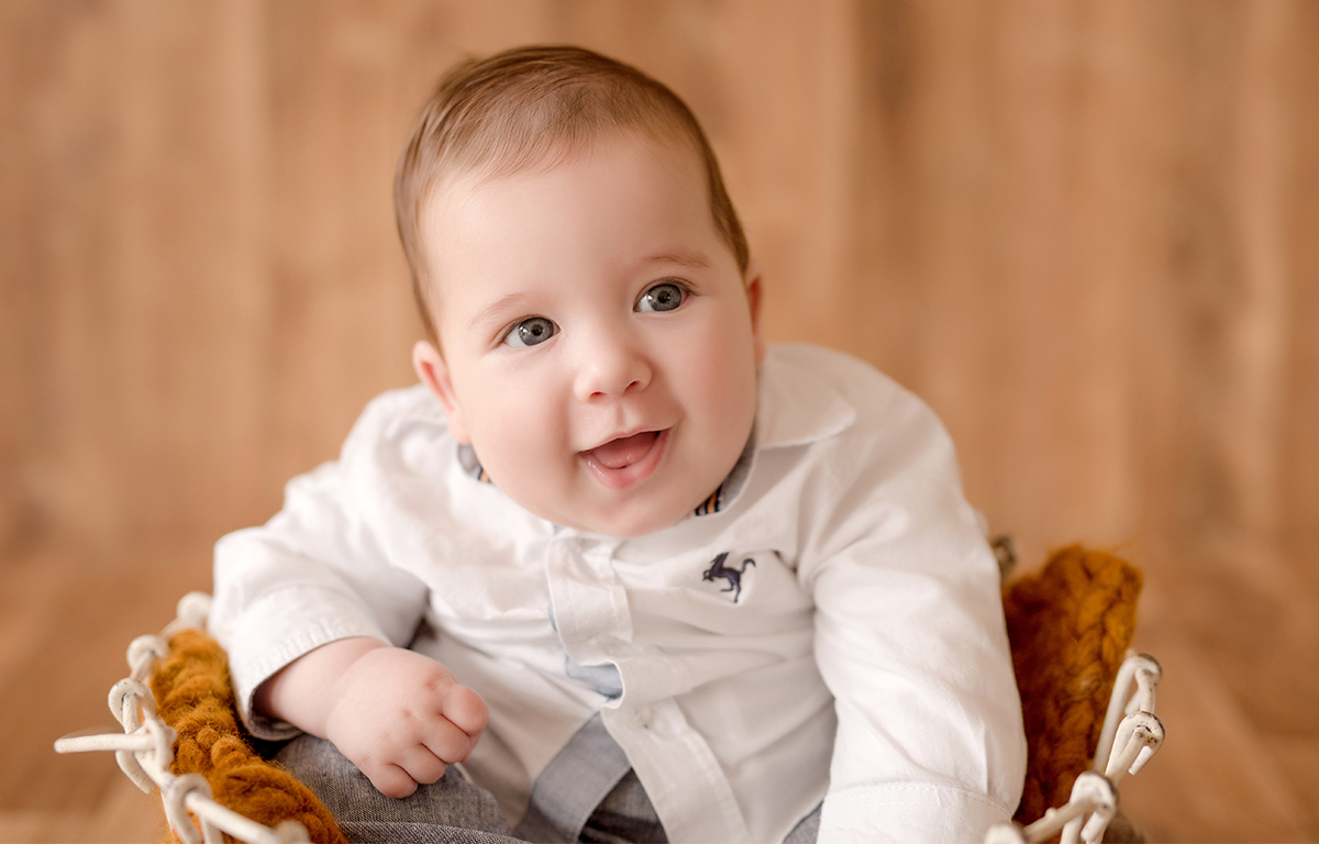 foto de bebe em caxias do sul fotografa morgana perini bebe de camisa branca sorrindo