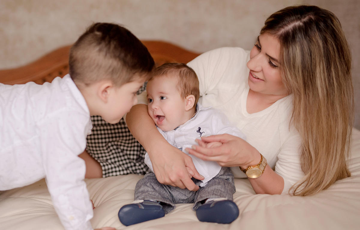 foto de bebe em caxias do sul fotografa morgana perini filhos brincando com mae na cama