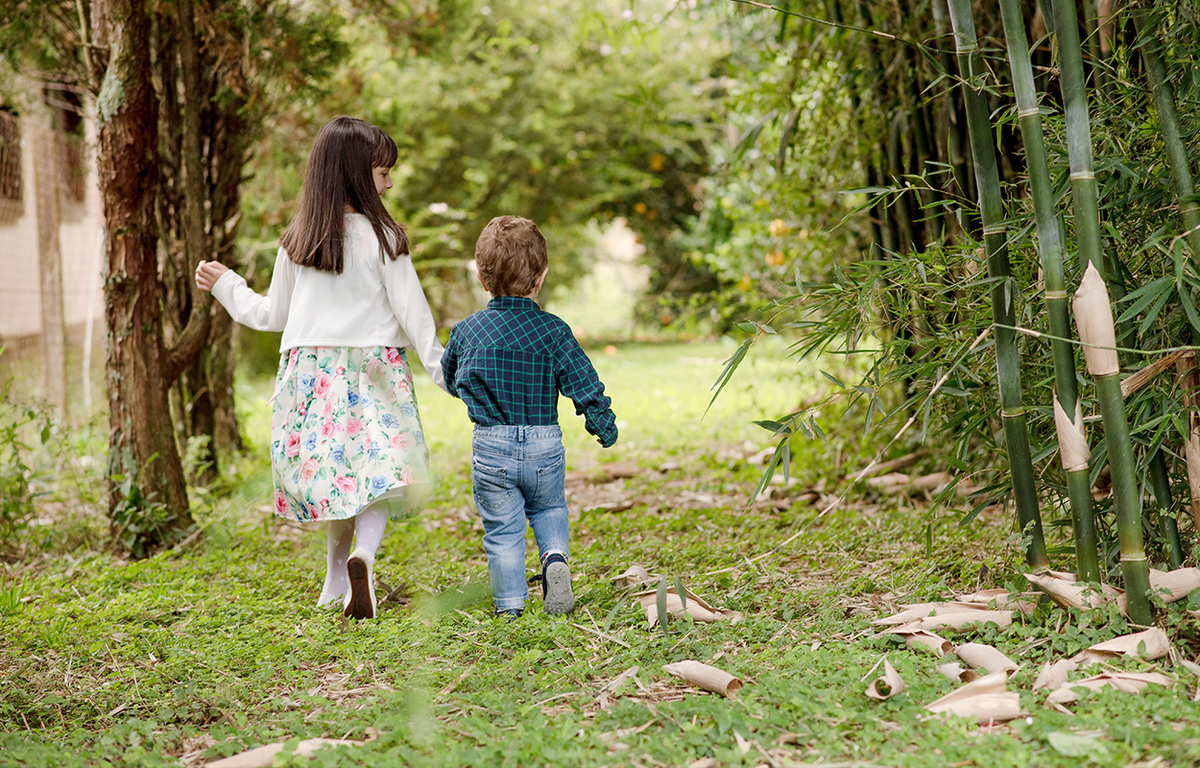 foto de familia em caxias do sul fotografa morgana perini irmãos caminhando de maos dadas