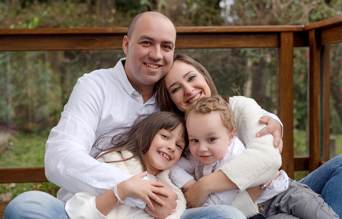 foto de familia em caxias do sul fotografa morgana perini familia se abraçando roupas brancas