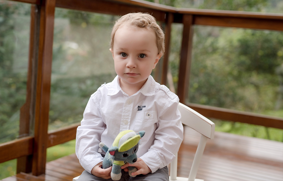 foto de familia em caxias do sul fotografa morgana perini menino sentado em cadeirinha na varanda