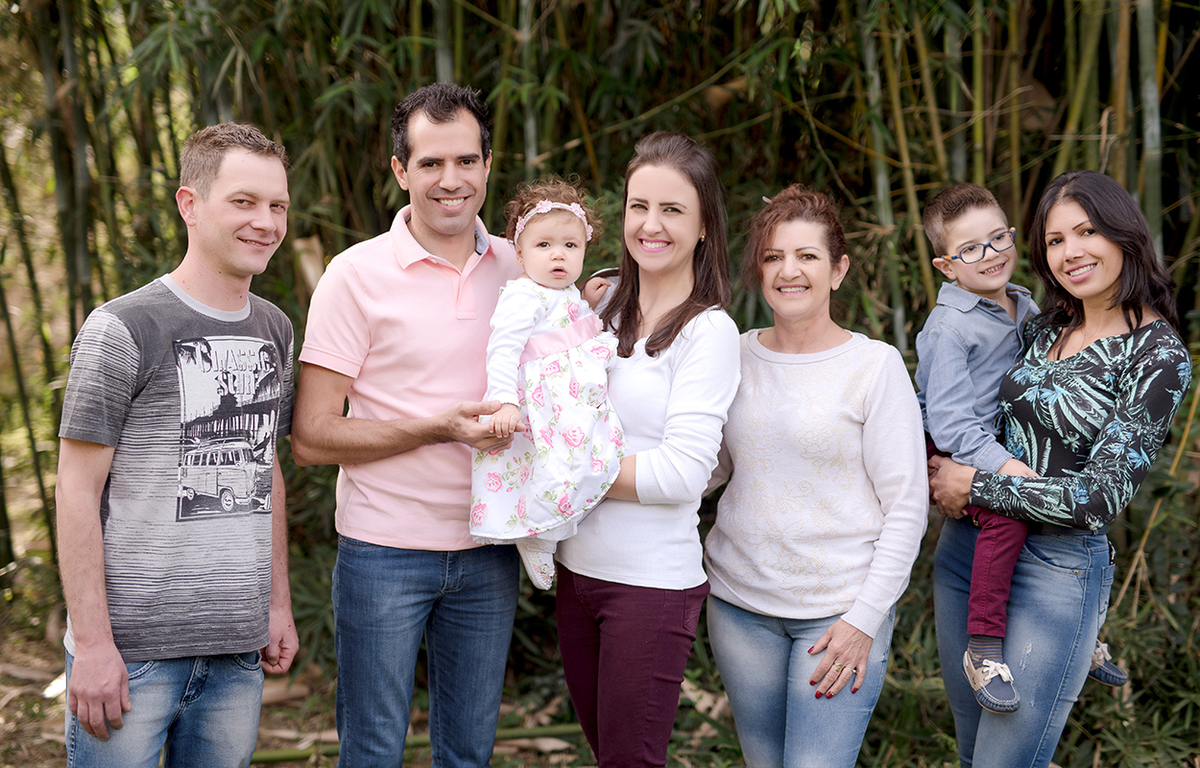 foto de bebe em caxias do sul fotografa morgana perini familia com bebe em meio a arvores
