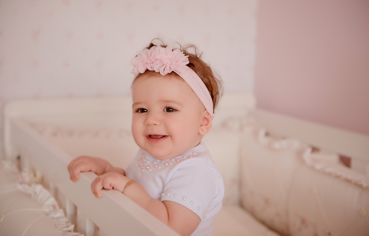 foto de bebe em caxias do sul fotografa morgana perini bebe se segurando no berço