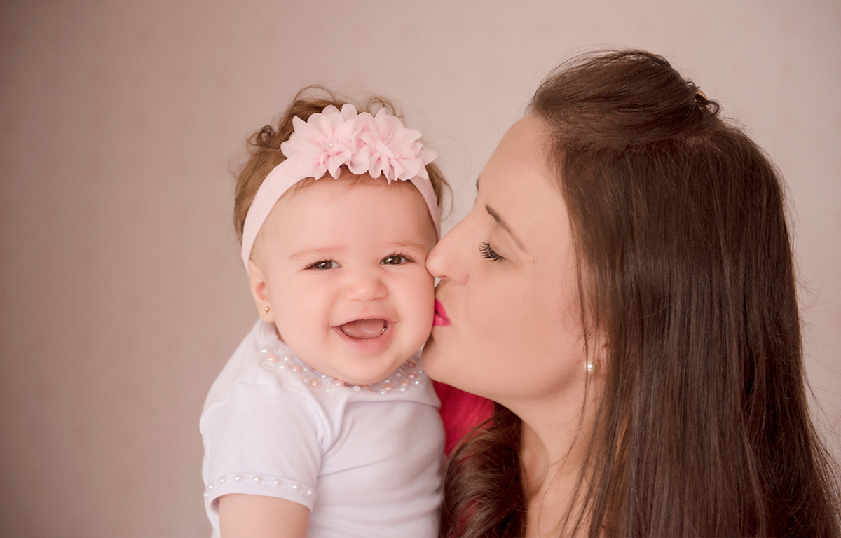 foto de bebe em caxias do sul fotografa morgana perini mae beijando bebe