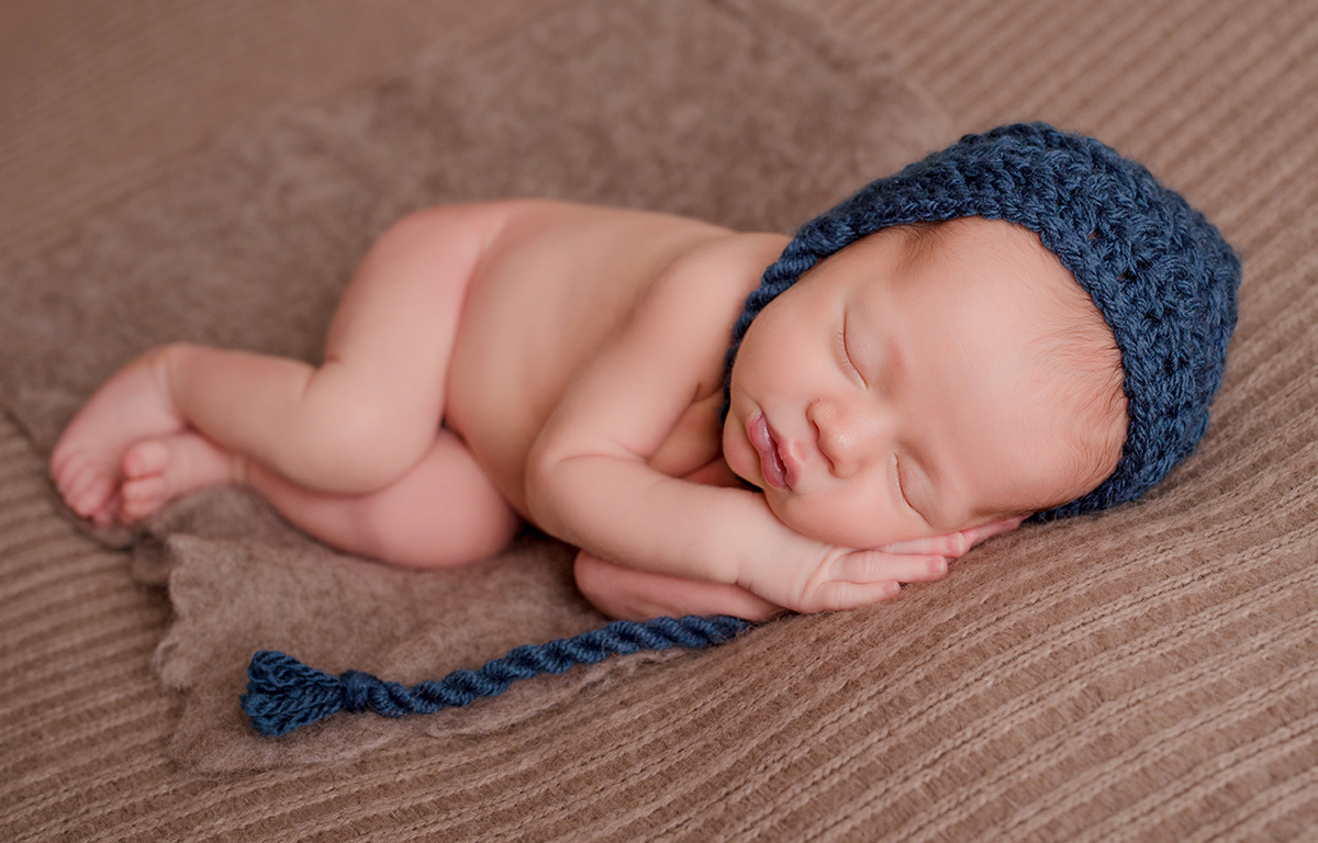 foto de bebe em caxias do sul fotografa morgana perini bebe com touca azul