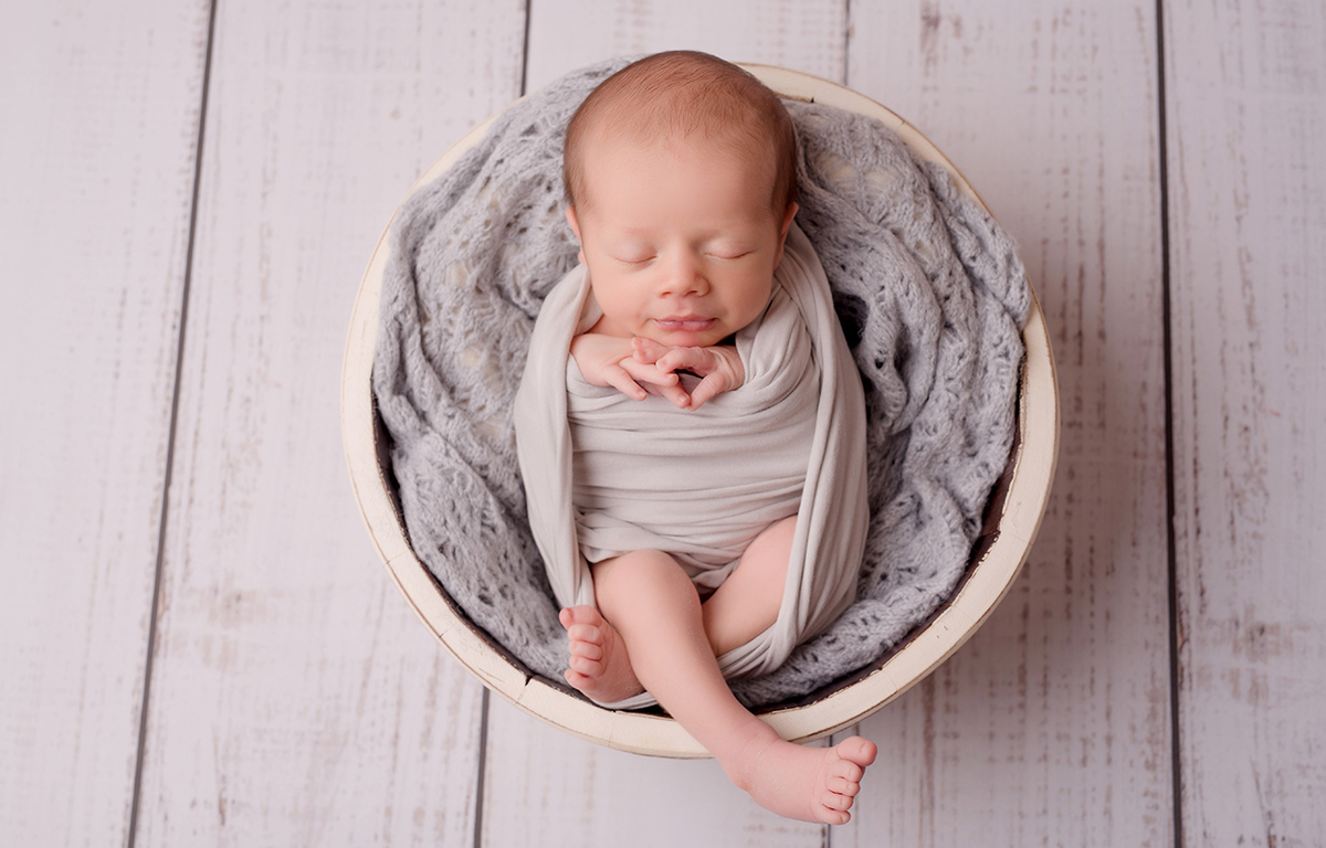 foto de bebe em caxias do sul fotografa morgana perini bebe deitado em mantas cinzas