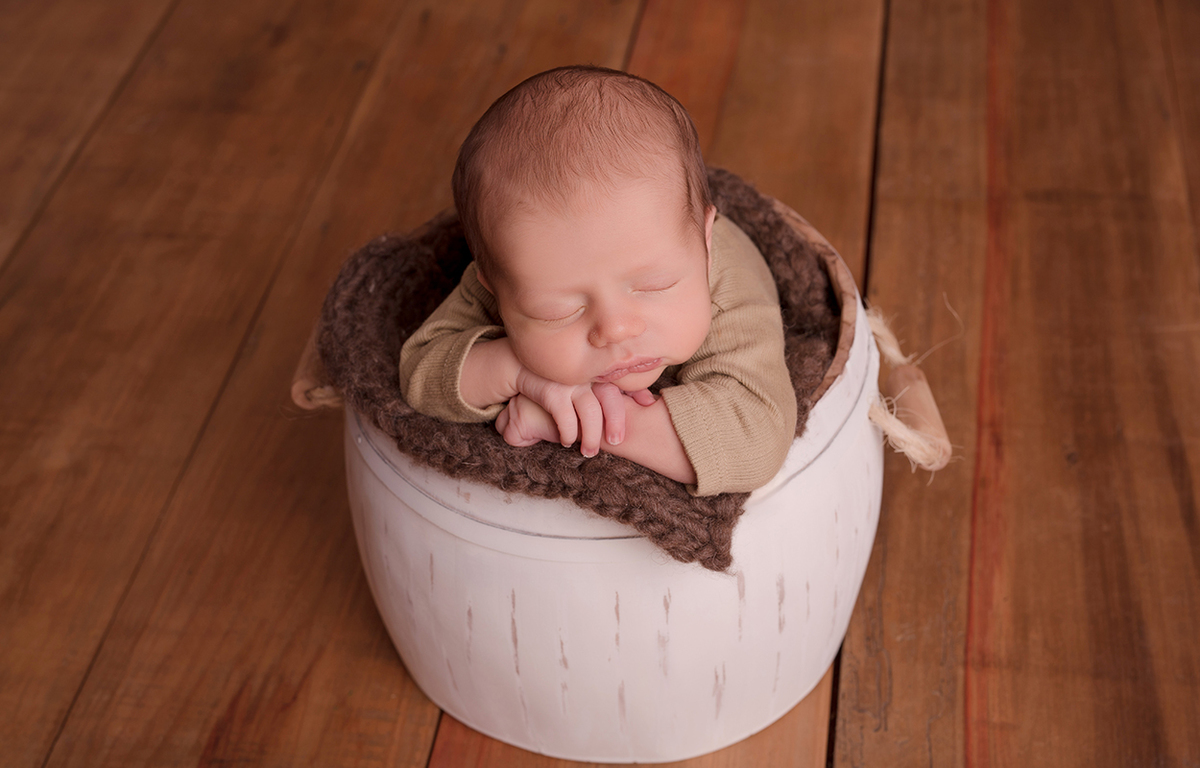 foto de bebe em caxias do sul fotografa morgana perini bebe de bruços sobre as mãos