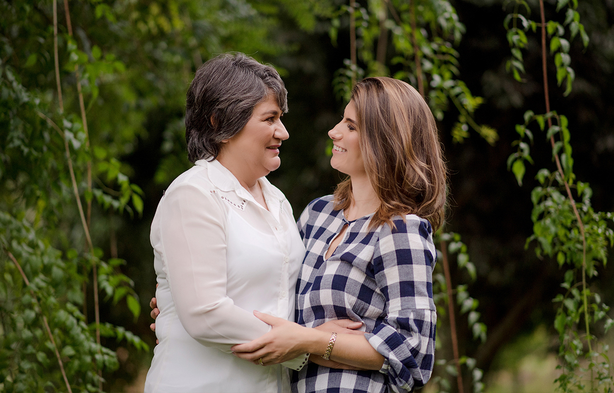 foto de criança em caxias do sul fotografa morgana perini mae e filha abraçadas
