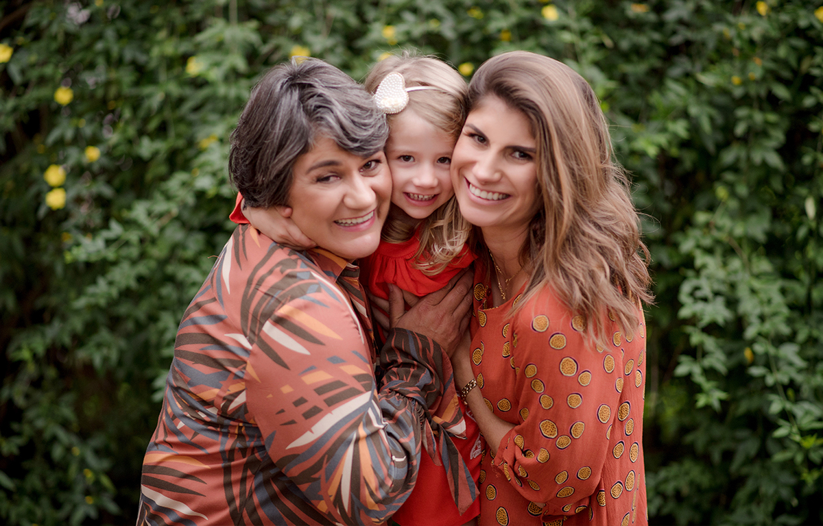 foto de criança em caxias do sul fotografa morgana perini familia abraçada