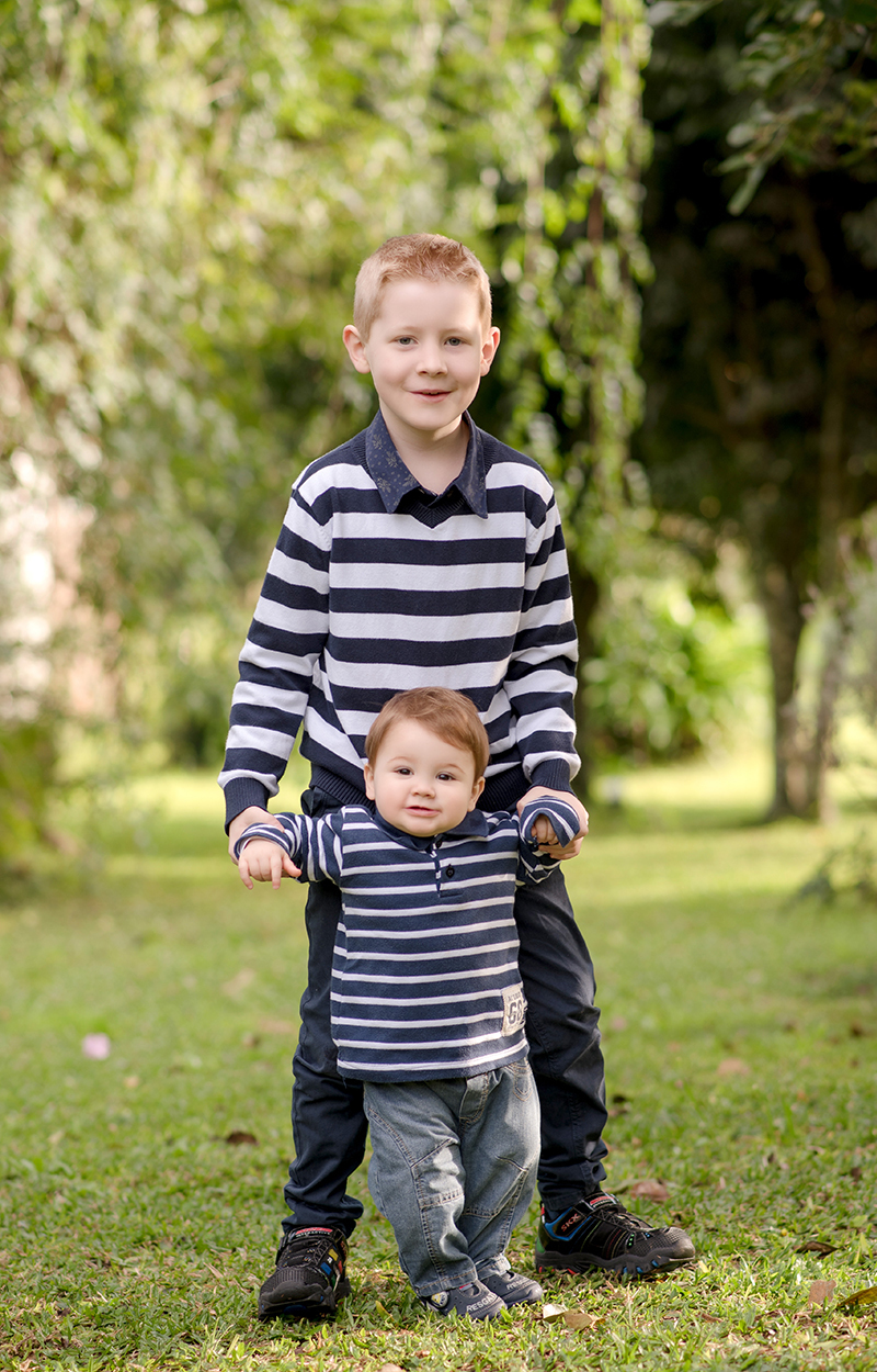 foto de criança em caxias do sul fotografa morgana perini irmão mais velho segurando irmao mais novo