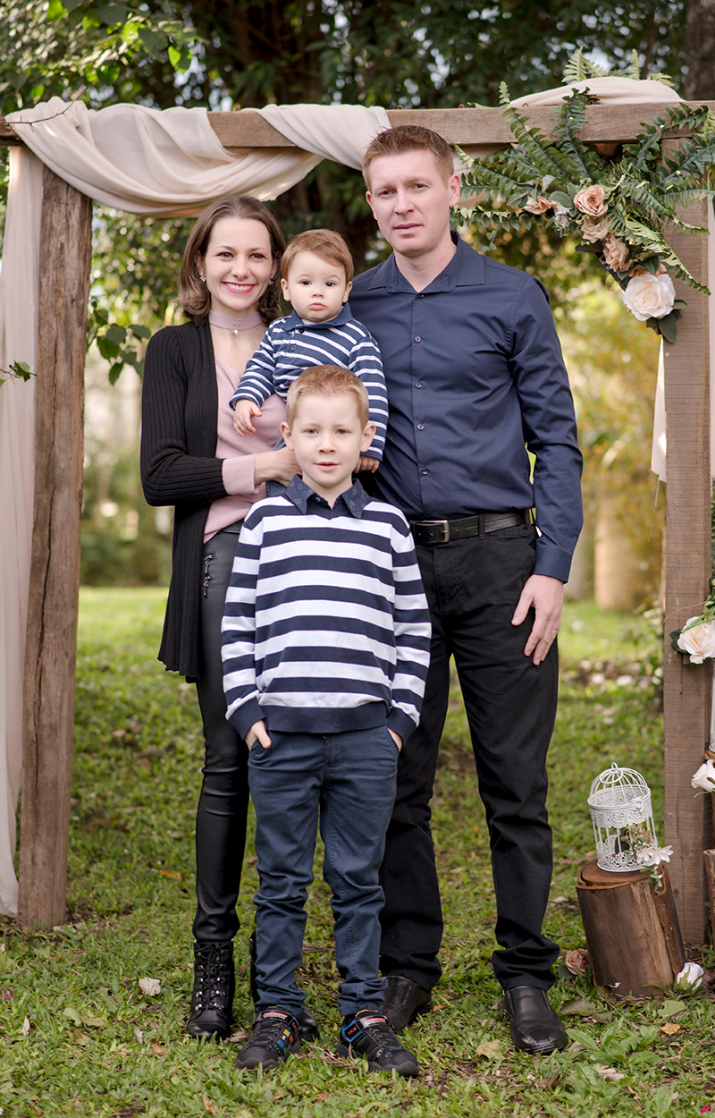foto de criança em caxias do sul fotografa morgana perini familia em meio a flores