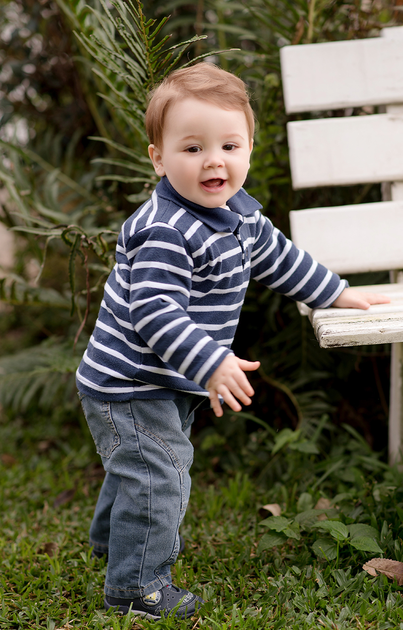 foto de criança em caxias do sul fotografa morgana perini bebe camisa listrada segurando banco