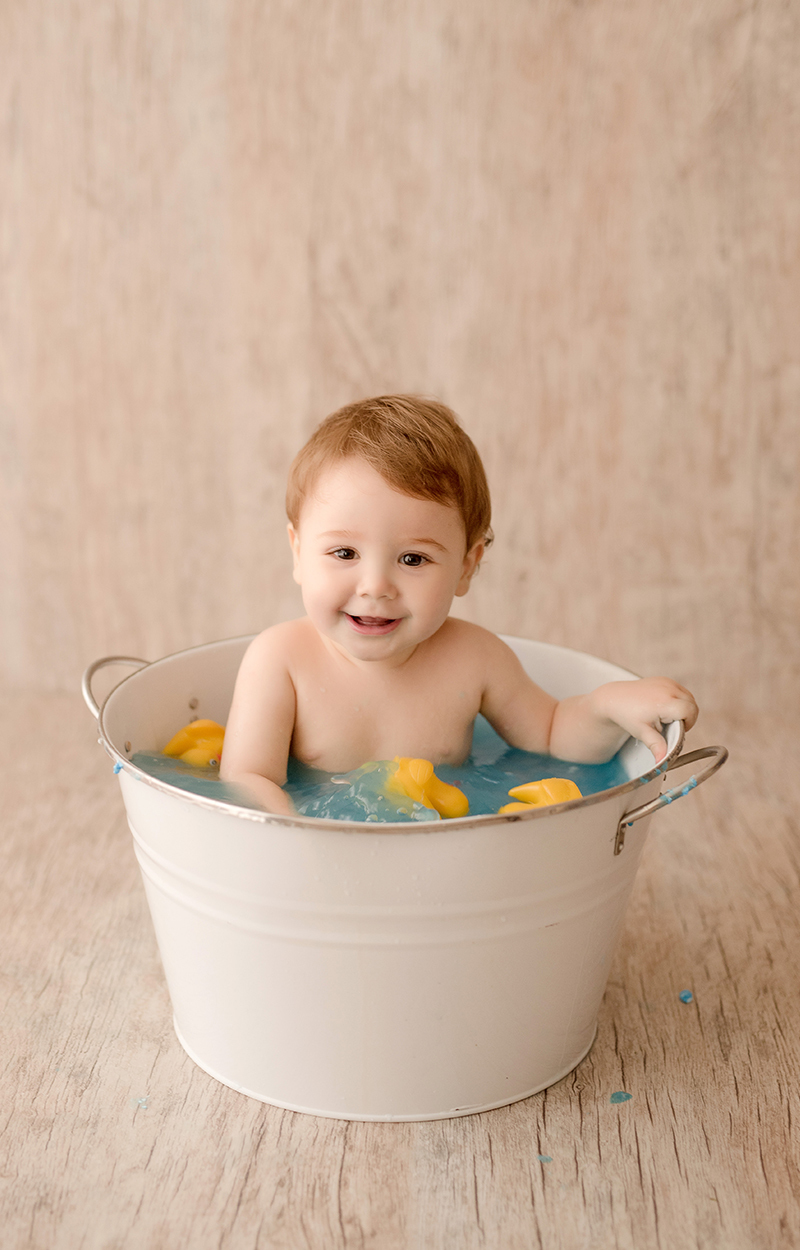 foto de criança em caxias do sul fotografa morgana perini bebe brincando na agua