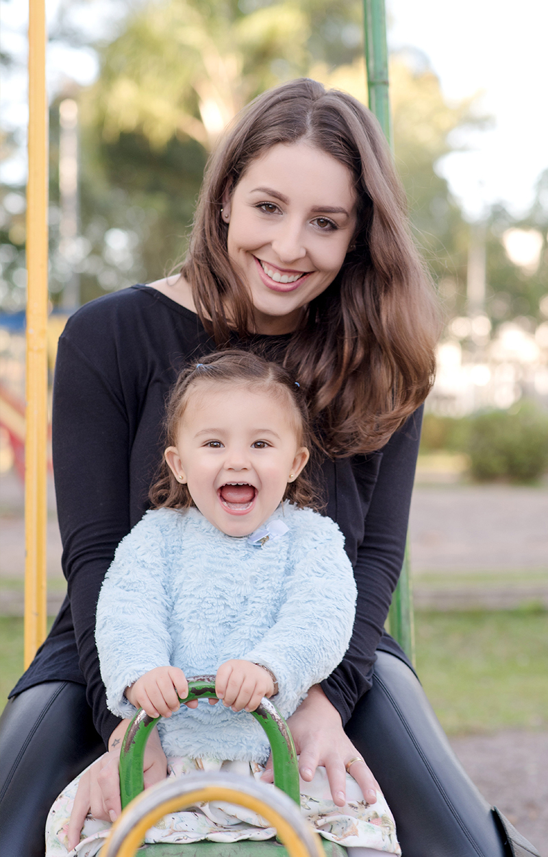 foto de criança em caxias do sul fotografa morgana perini menina sorrindo com a mae