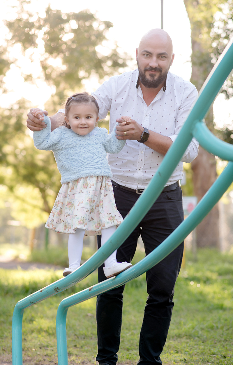 foto de criança em caxias do sul fotografa morgana perini menina brincando com o pai
