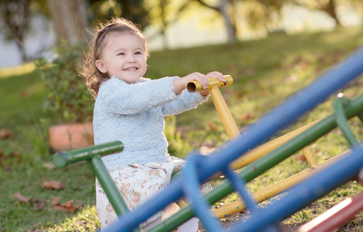 foto de criança em caxias do sul fotografa morgana perini menina na gangorra