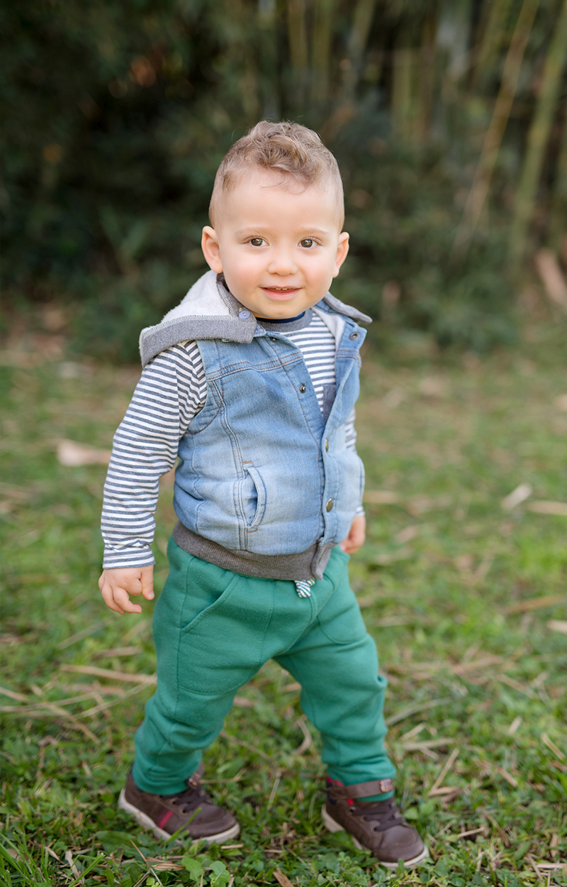foto de criança em caxias do sul fotografa morgana perini bebe caminhando na grama