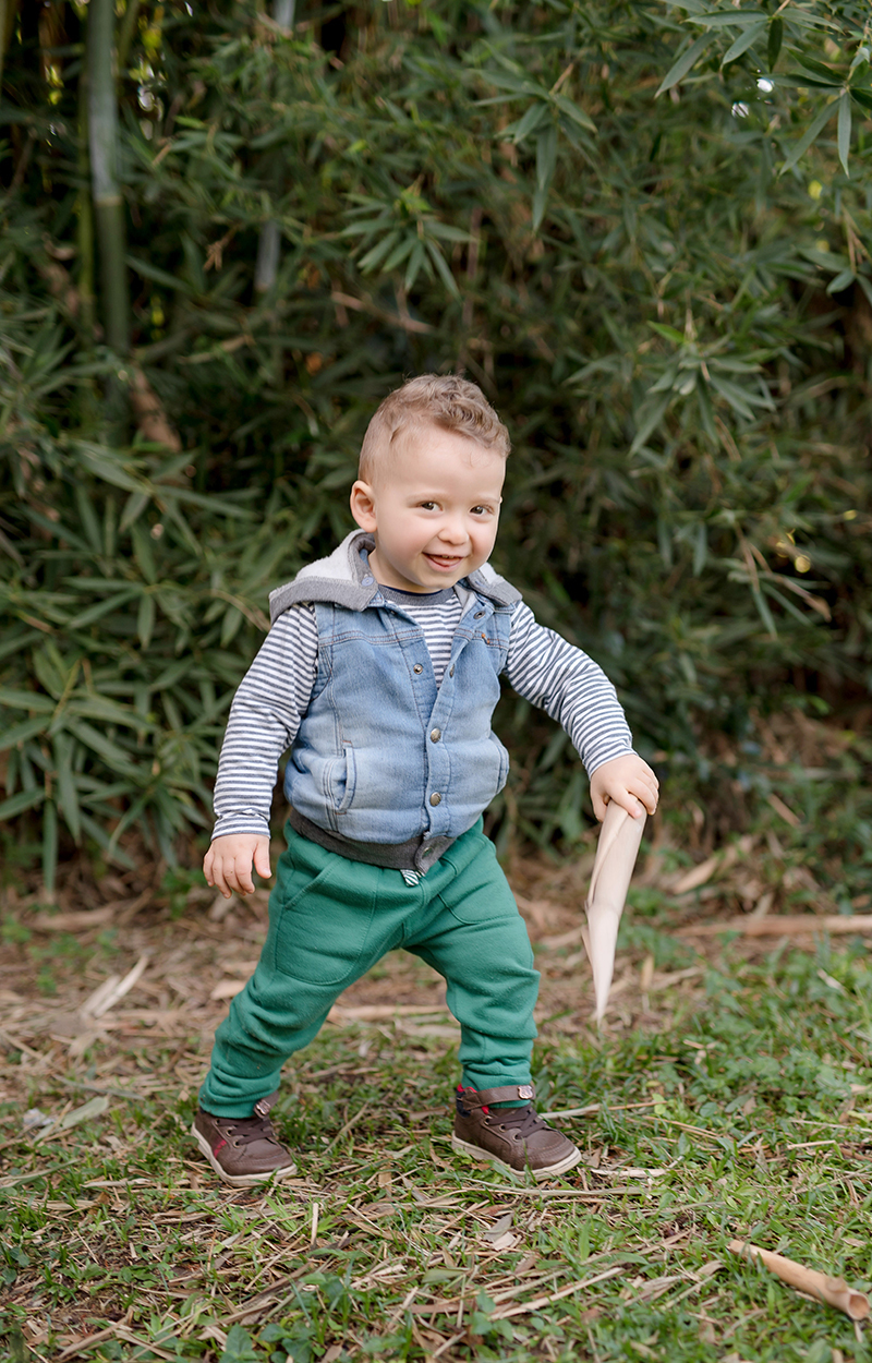 foto de criança em caxias do sul fotografa morgana perini bebe brincando com madeira