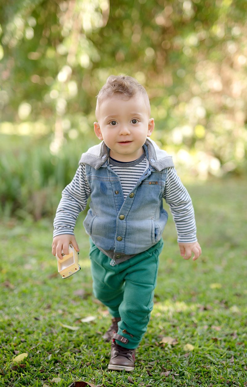 foto de criança em caxias do sul fotografa morgana perini menino brincando carrinho amarelo