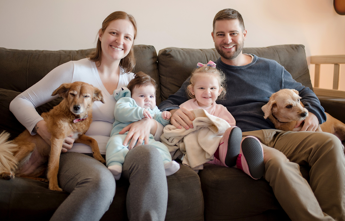 foto de bebe em caxias do sul fotografa morgana perini  familia em sofa com cachorros