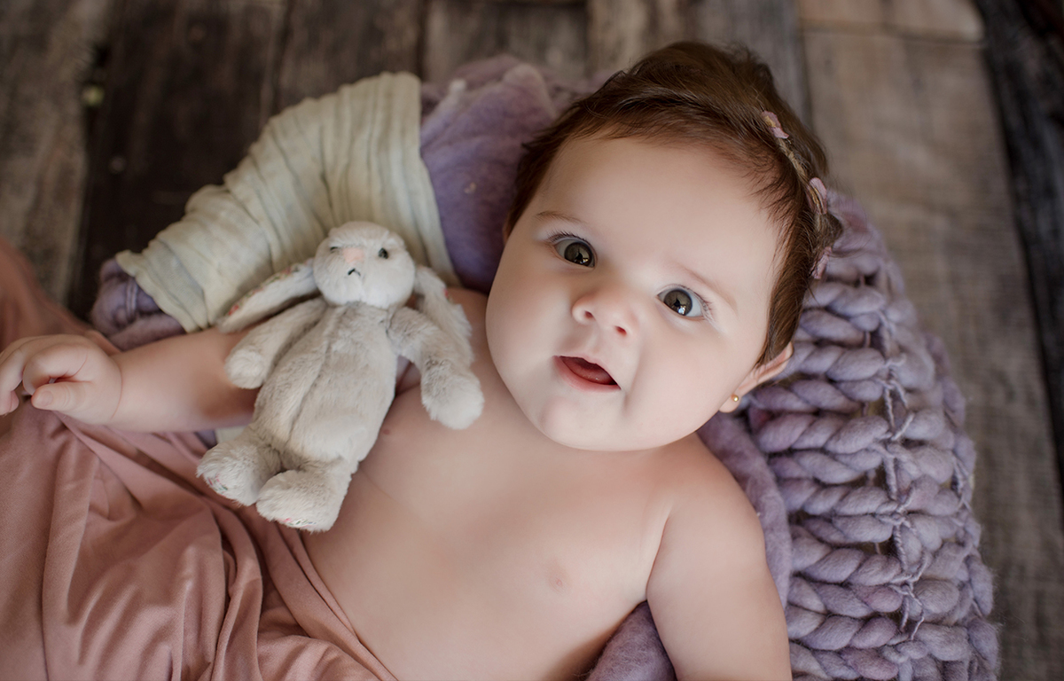 foto de bebe em caxias do sul fotografa morgana perini  menina deitada com coelinho