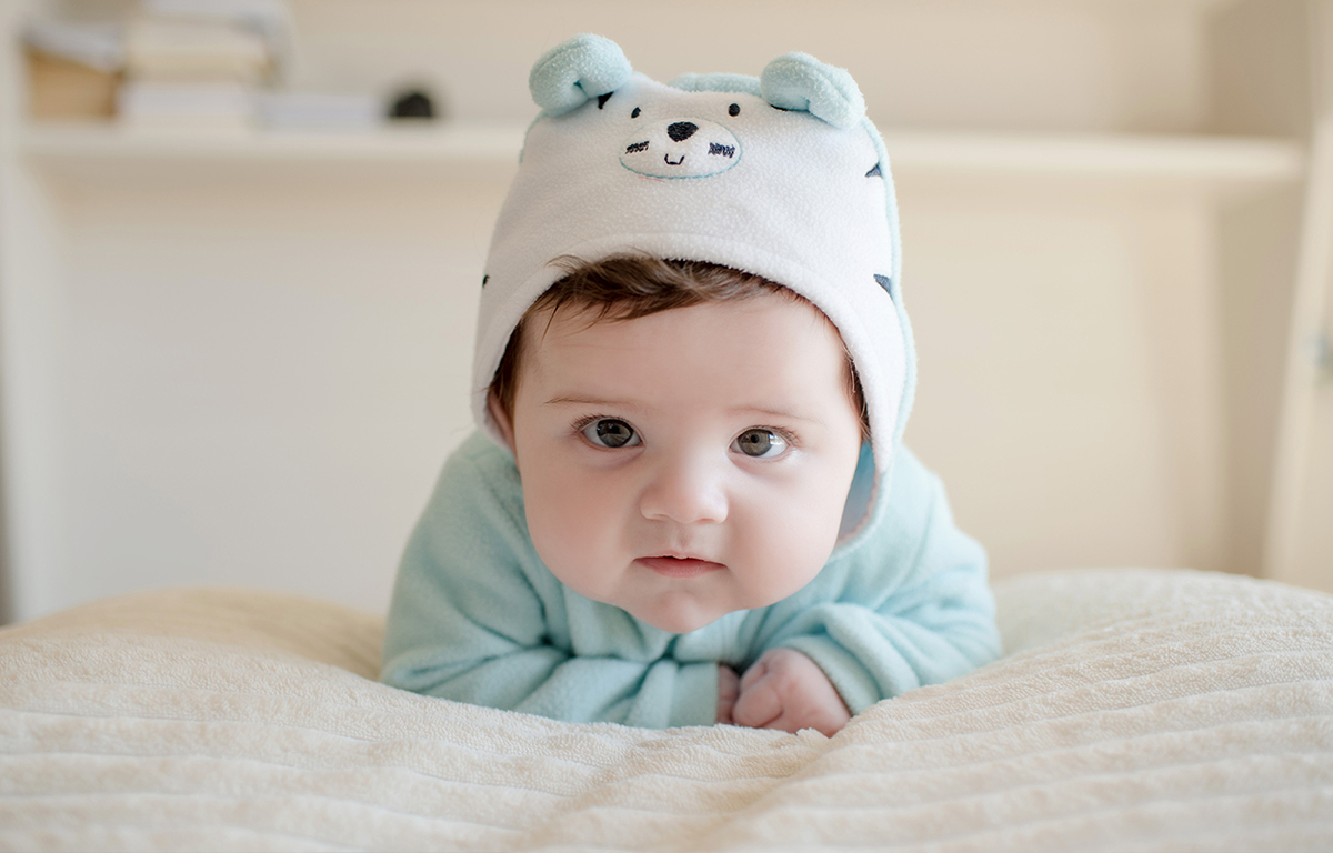 foto de bebe em caxias do sul fotografa morgana perini  bebe de bruços roupa azul