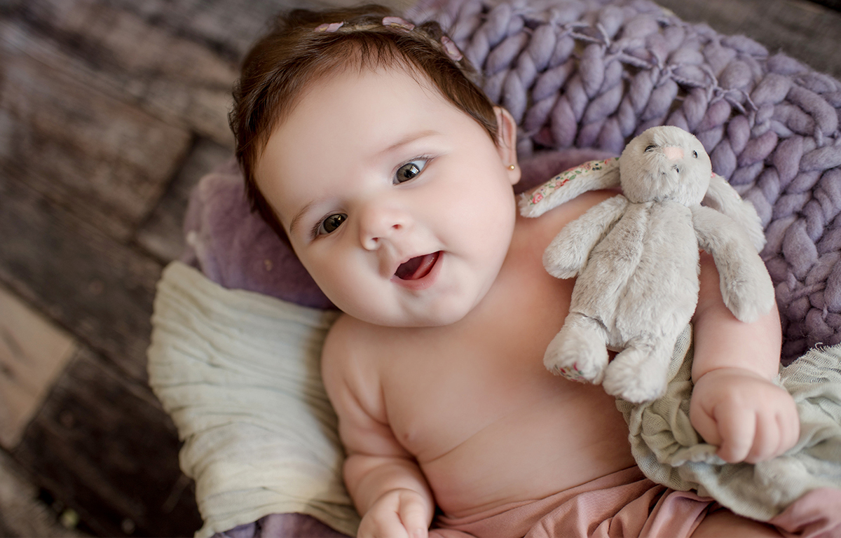 foto de bebe em caxias do sul fotografa morgana perini  bebe sorrindo com ursinho