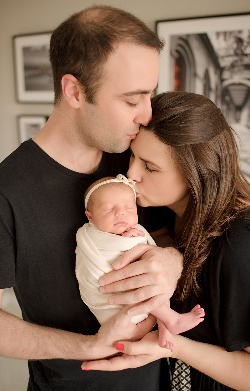 foto de bebe em caxias do sul fotografa morgana perini recem nascido roupa clara pais roupa preta