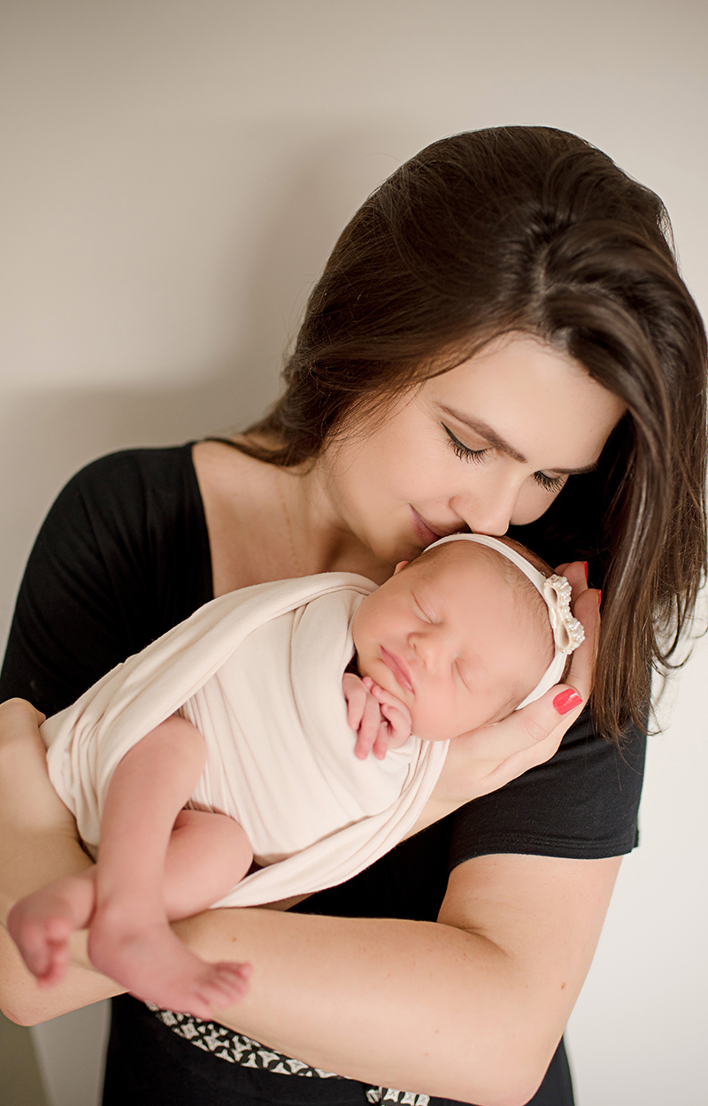 foto de bebe em caxias do sul fotografa morgana perini  bebe nos braços da mae