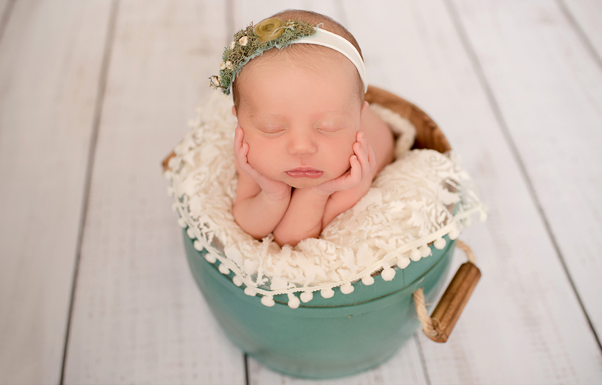 foto de bebe em caxias do sul fotografa morgana perini  bebe segurando rostinho