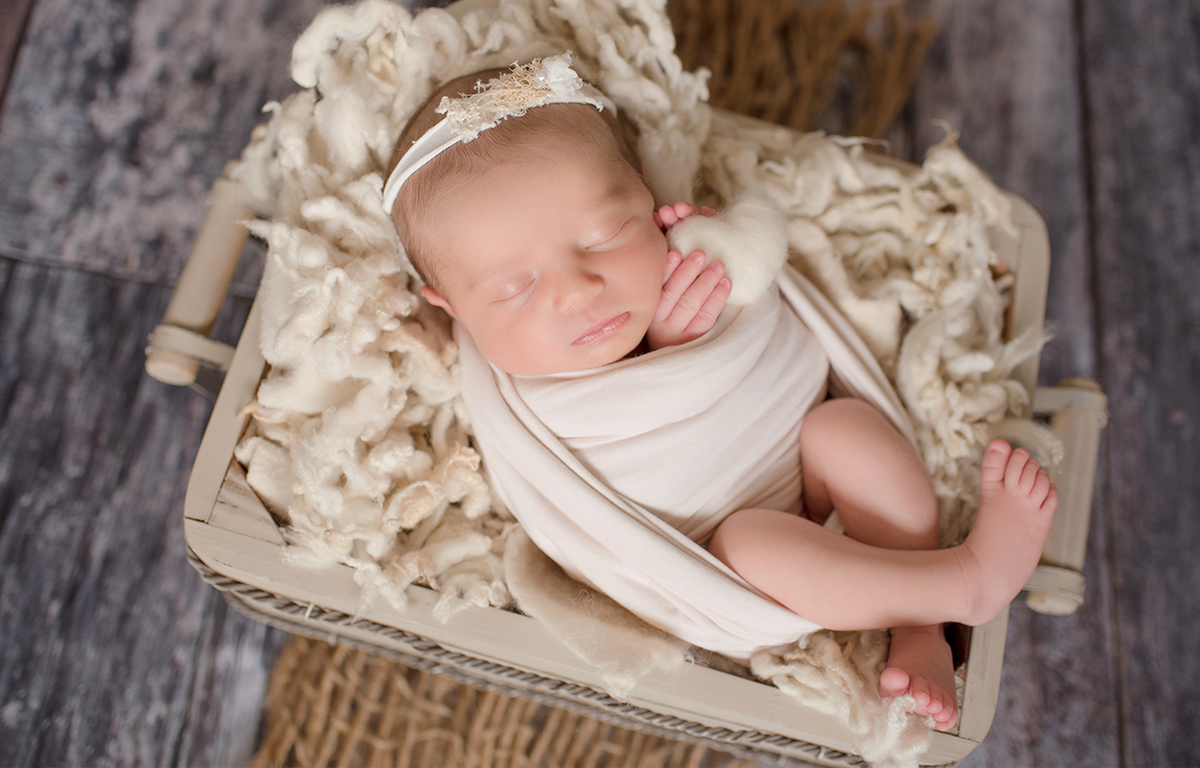 foto de bebe em caxias do sul fotografa morgana perini  bebe enrolada em roupa bege