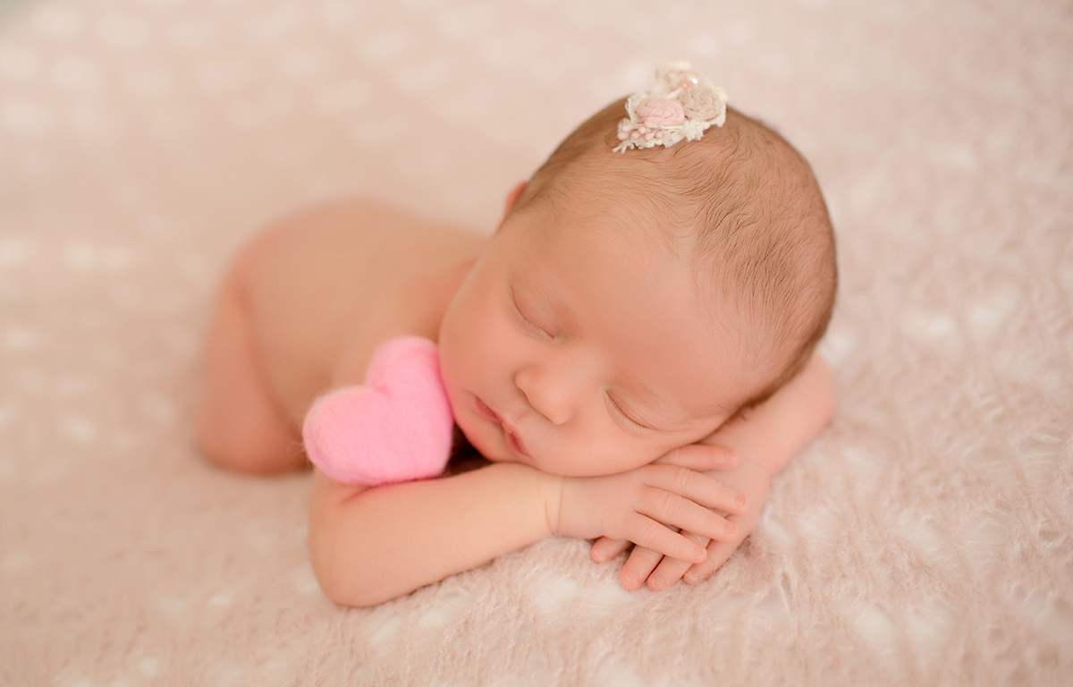 foto de bebe em caxias do sul fotografa morgana perini bebe com coração rosa de pelucia