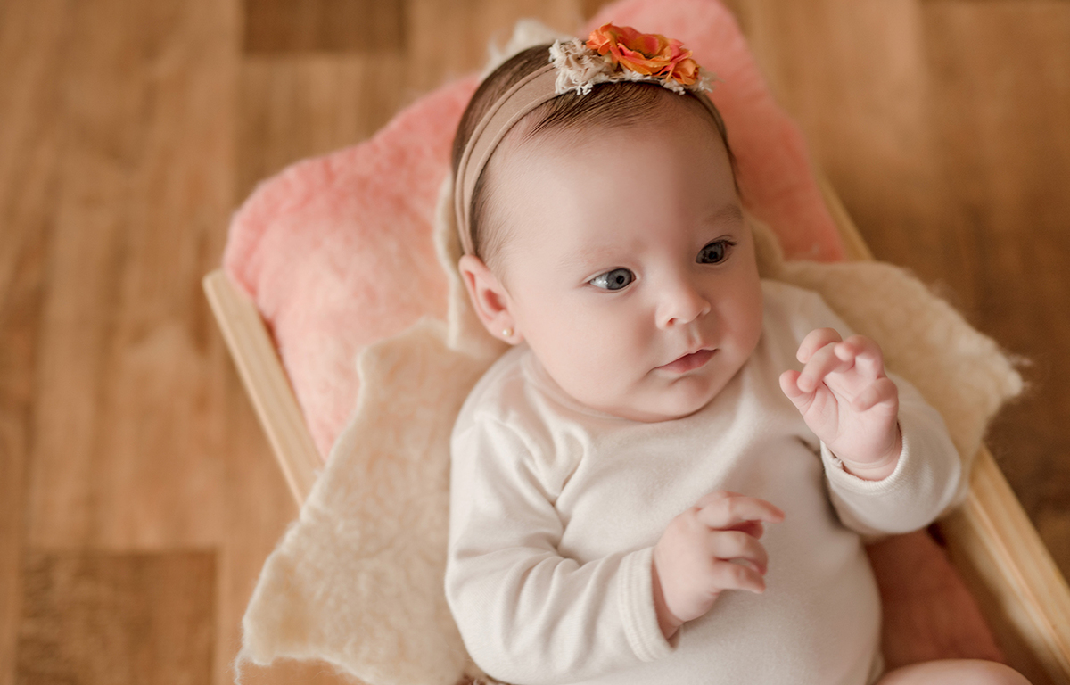 foto de bebe em caxias do sul fotografa morgana perini  bebe olhando para mao