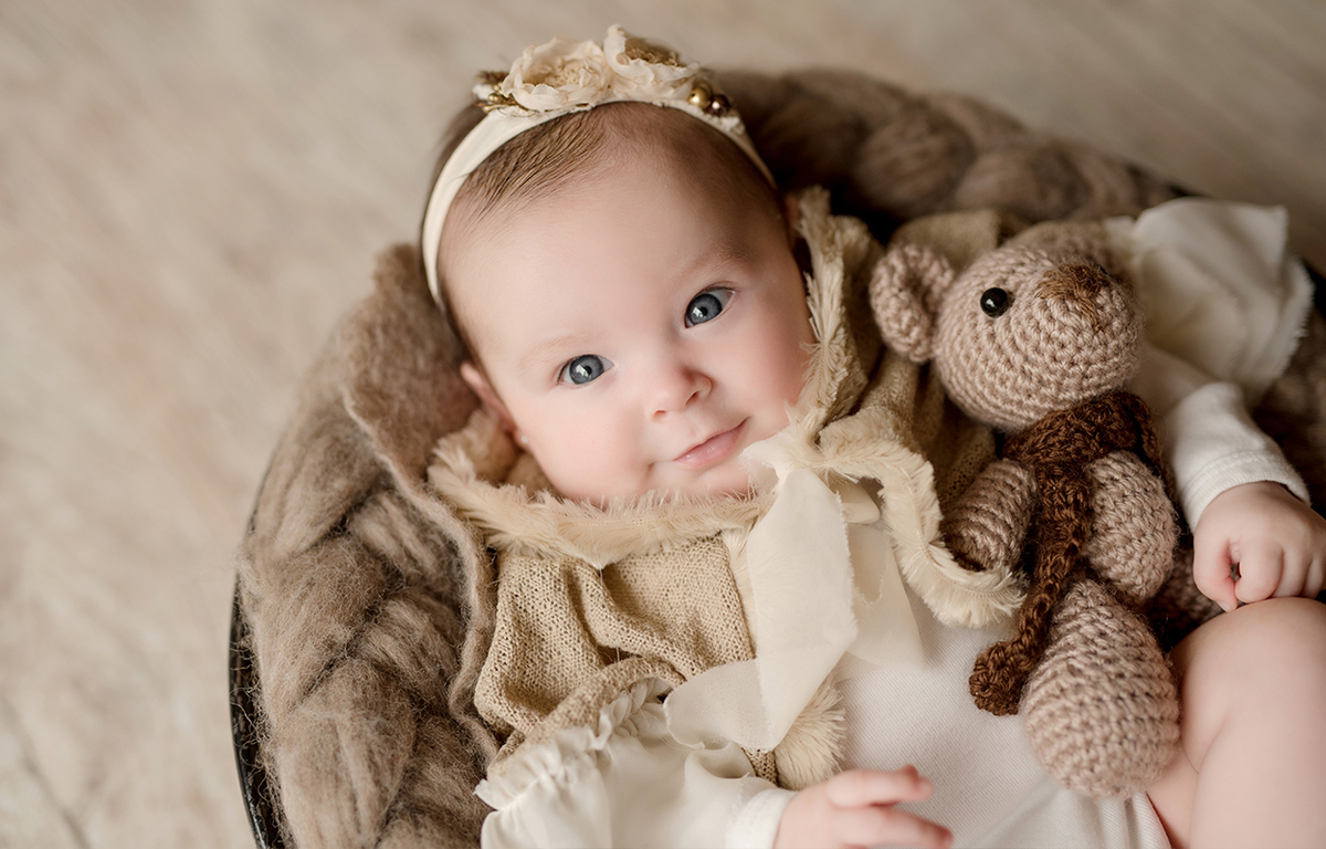 foto de bebe em caxias do sul fotografa morgana perini bebe sorrindo com urso marrom