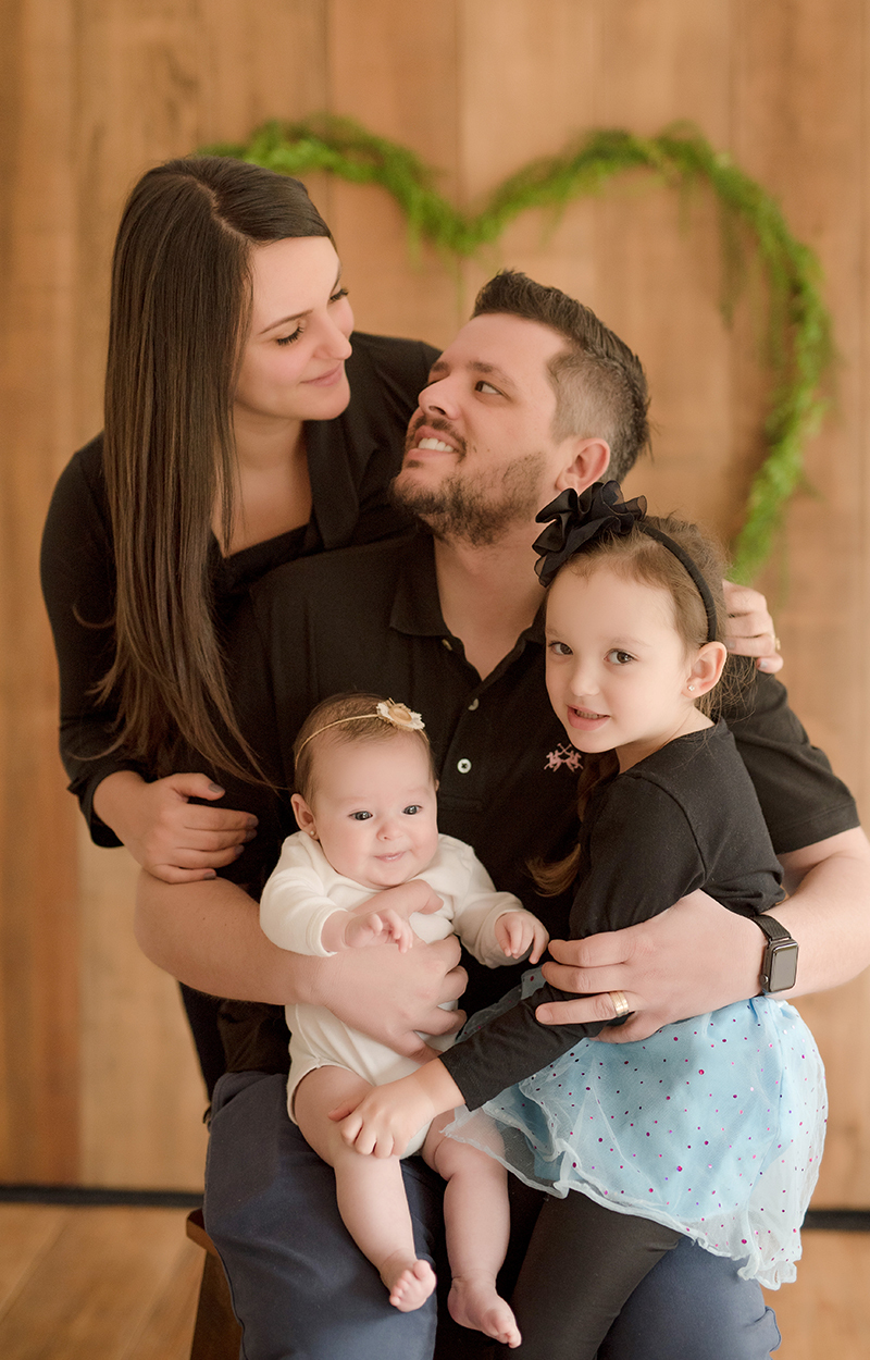 foto de bebe em caxias do sul fotografa morgana perini familia em tons escuros bebe de bege