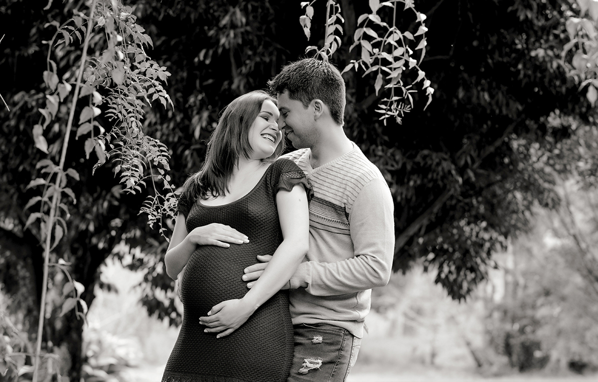 foto de gestante em caxias do sul fotografa morgana perini casal se olhando foto preto e branco