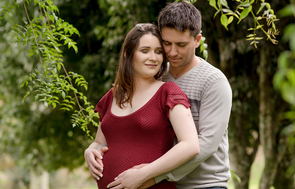 foto de gestante em caxias do sul fotografa morgana perini casal com olhos fechados