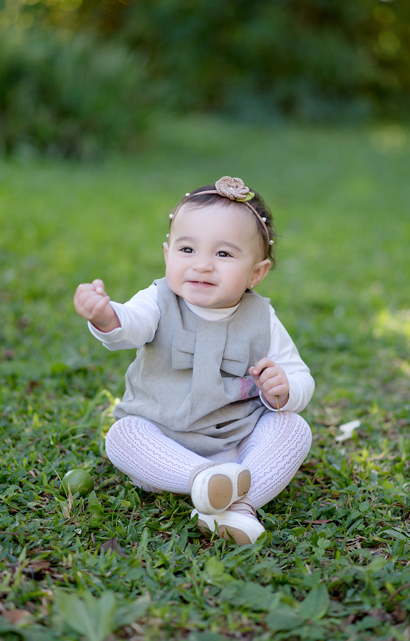 foto de bebe em caxias do sul fotografa morgana perini bebe sentada na grama roupa cinxa