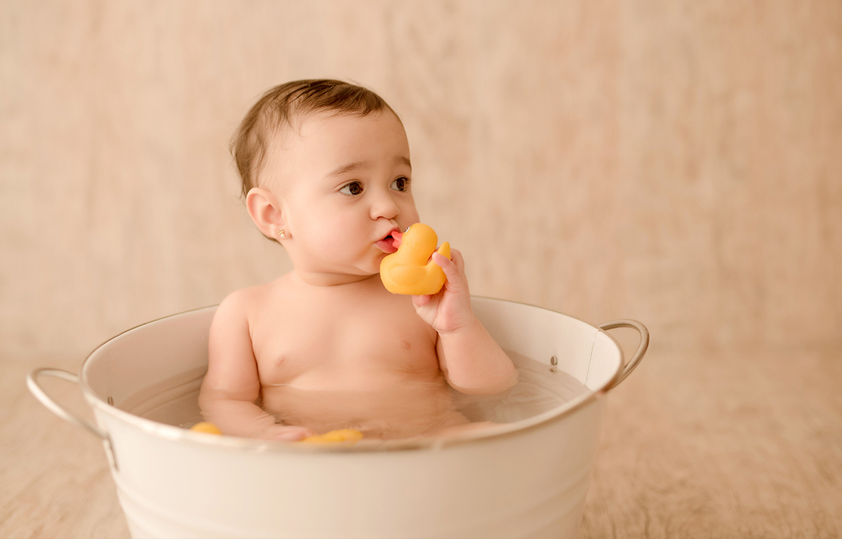 foto de bebe em caxias do sul fotografa morgana perini bebe toamndo banho com patinho de borracha
