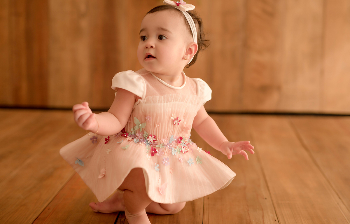 foto de bebe em caxias do sul fotografa morgana perini menina com vestido rosa com florzinhas