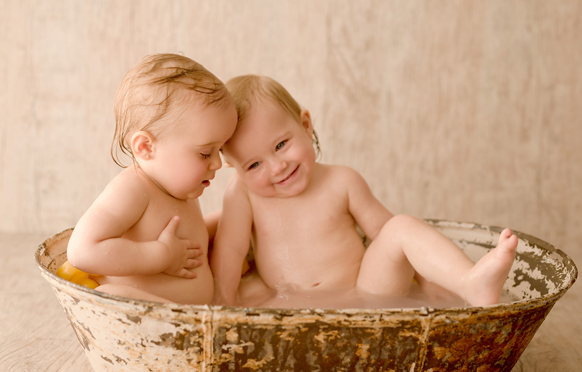 foto de gemeas em caxias do sul fotografa morgana perini bebes deitado no rosto da irma
