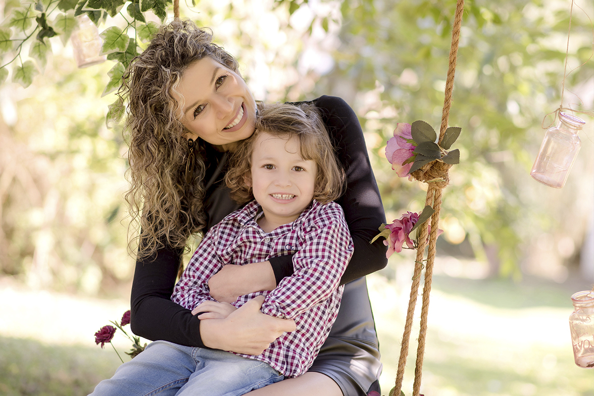 foto de bebe em caxias do sul fotografa morgana perini mae com menino no colo camisa xadrez
