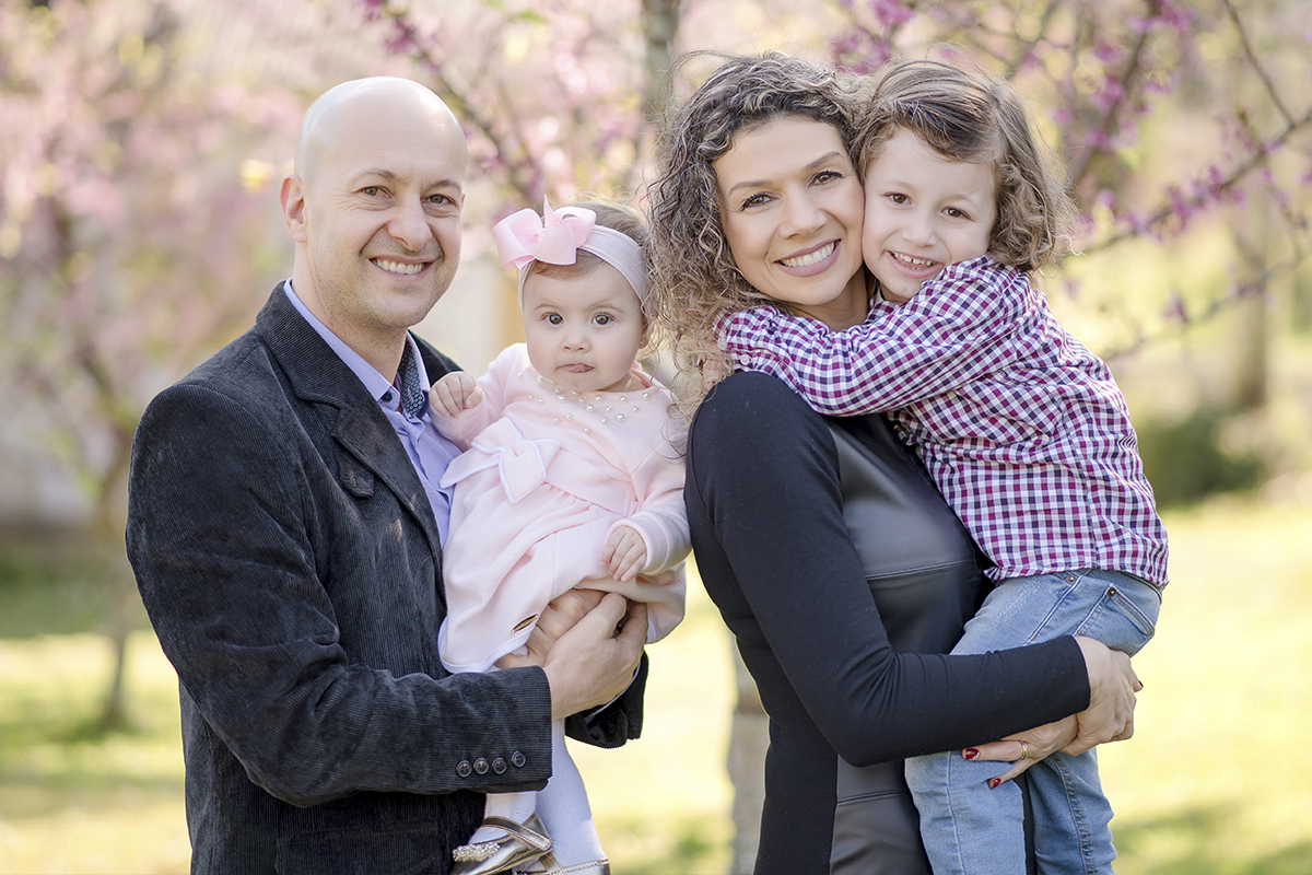 foto de bebe em caxias do sul fotografa morgana perini pais com filhos nos braços